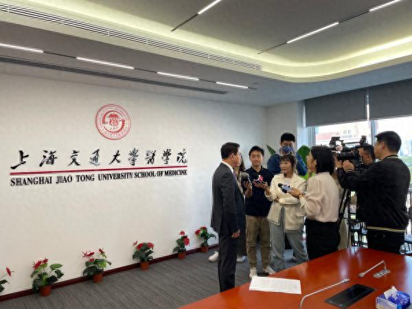 中国工程院院士、上海交通大学医学院院长范先群在活动现场接受媒体采访。澎湃新闻记者 季敬杰 摄