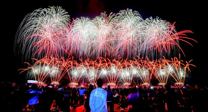 团队走进全国各地景区,送上了300多场焰火表演;大围山国家森林公园