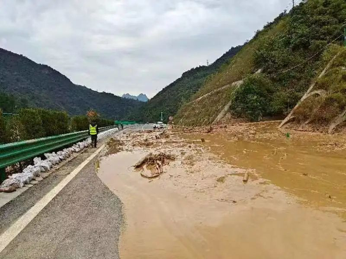 具体如下岚皋往安康方向车辆请从211国道绕行晚19时至次日7时