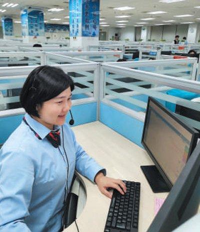 北京市12345市民热线服务中心现场受理7班班长刘缓在整理市民来电诉求。受访者供图