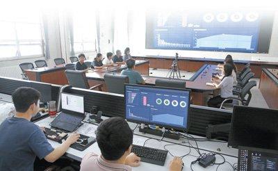 北京市12345市民热线服务中心平谷分中心，工作人员在进行诉求分类统计分析。马平川摄