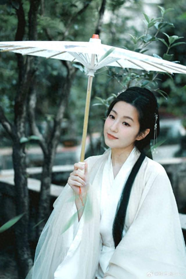 古装拍照,陈自瑶自曝有些不适应,但是她非常开心可以留下这一张张倩影