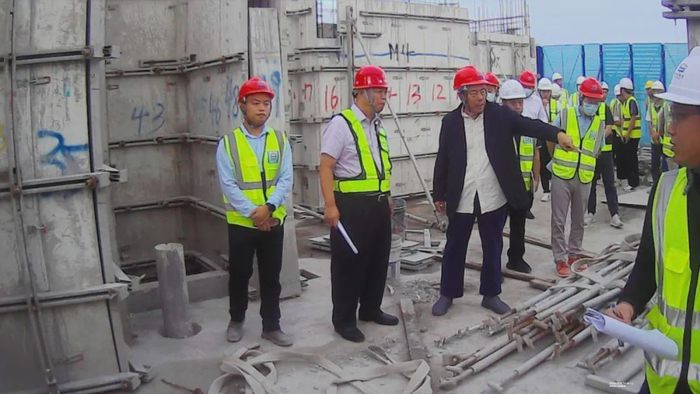 杨国强在项目现场指导，图据公众号“碧桂园”