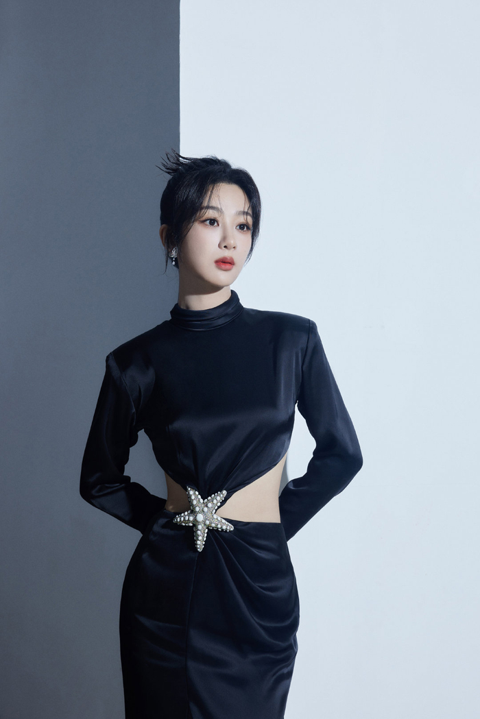 杨紫这套黑色闪钻镂空裙出图这么好看……|镂空裙|闪钻|杨紫_新浪新闻