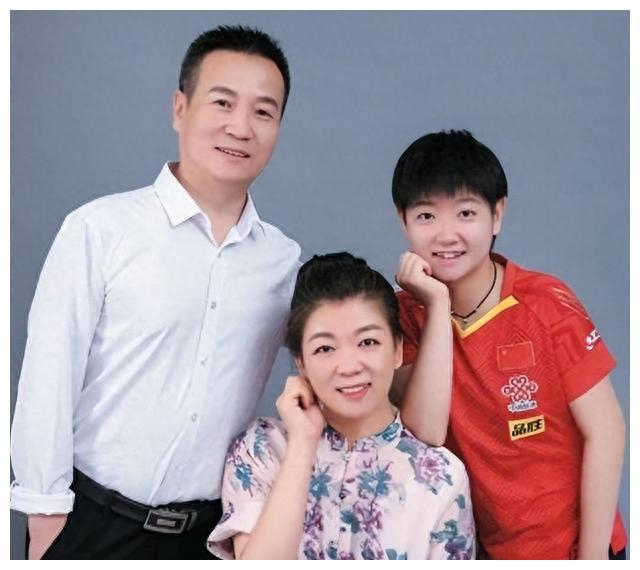 她的父母的无私付出和鼓励使得她能够顺利成长为一名杰出的乒乓球选手