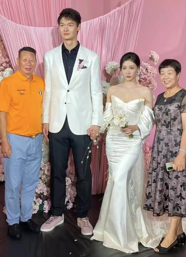 正式结婚,老婆气质身材不输詹娜,事业爱情双丰收|王哲林|福建队|詹娜