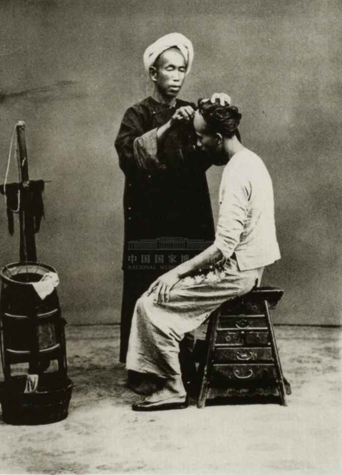 晚清时期剃发行业从业者及顾客。来源/中国国家博物馆