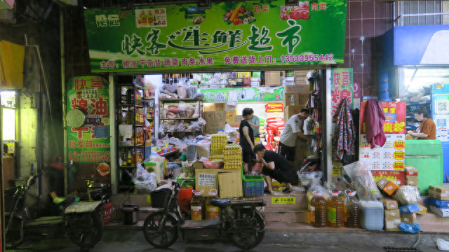 石牌村的生鲜超市，门口停着庞锦东送货的小车。复旦大学新闻学院学生 左聿瑶 图