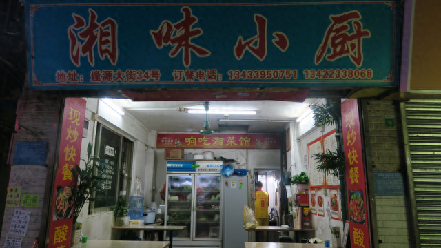 陈志勇在湘味小厨忙碌。复旦大学新闻学院学生 左聿瑶 图