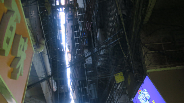 石牌村的“握手楼”与“一线天”。 复旦大学新闻学院学生 左聿瑶 图