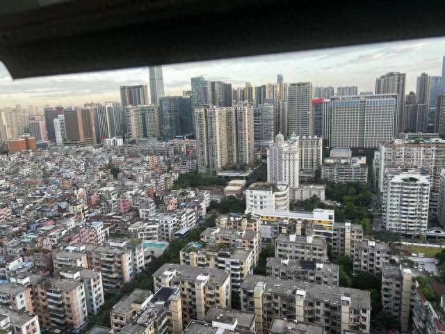 周忠能在公司楼上拍下的广州天河区，左侧是石牌村低矮的楼房。受访者供图