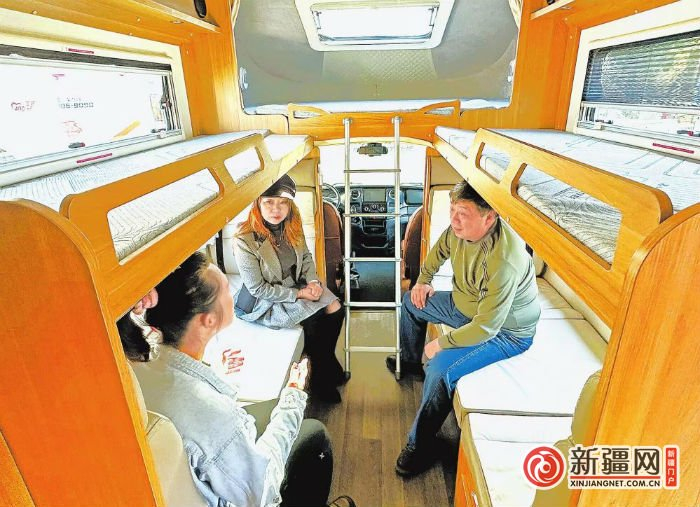 10月13日，在丑马一号文创园内的新疆国际旅游服务有限公司“运通房车”，工作人员向游客介绍房车。（全媒体记者石磊摄）