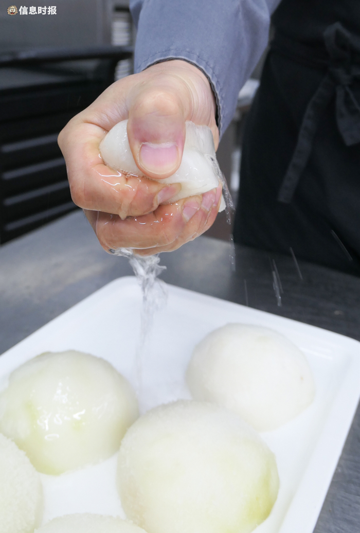 经过多次浸泡脱水操作让柚皮祛除苦涩味。