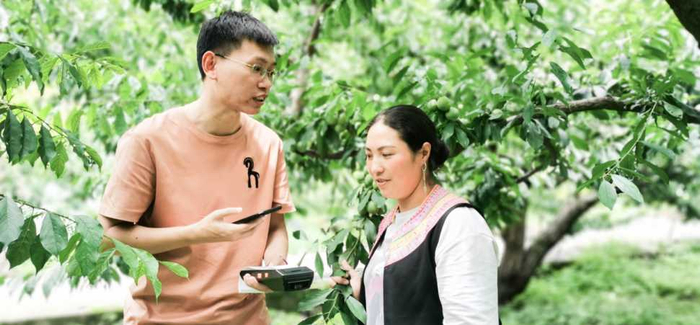 现场指导“茂农服”数字应用