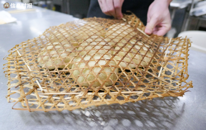 将柚皮用竹笪包裹好，竹签封口。