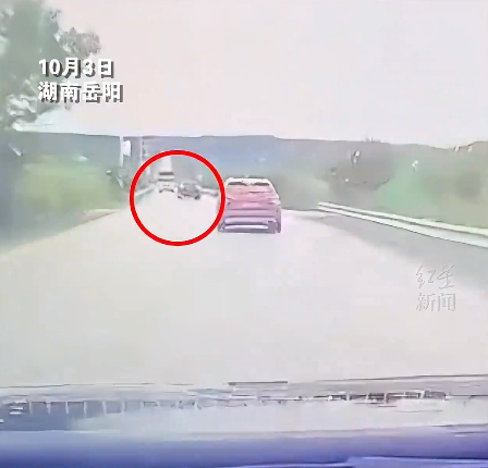 ▲后车行车记录仪显示，事发时婚车突然变道