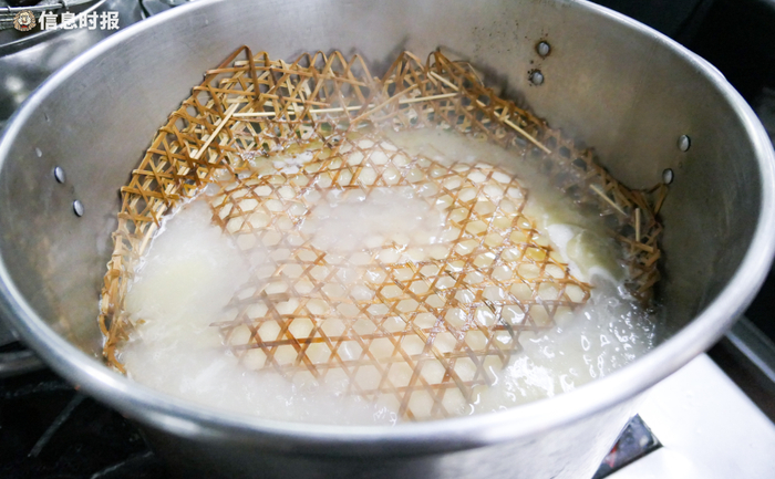 将柚皮放入高汤中。