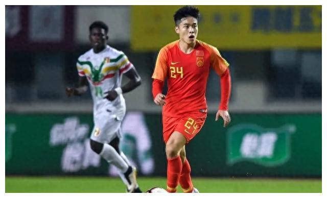 陈俊儿的成功不仅是他个人努力的结果,也是翠园初级中