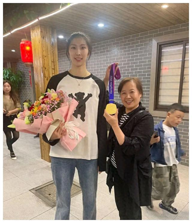 21岁新朱婷回家,英雄待遇!家乡村民热情接待,欢迎如星耀空中!