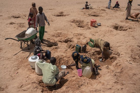 &nbsp;&nbsp;&nbsp;&nbsp;9月20日，乍得梅奇地区一座山谷中，儿童在寻找水源。视觉中国供图