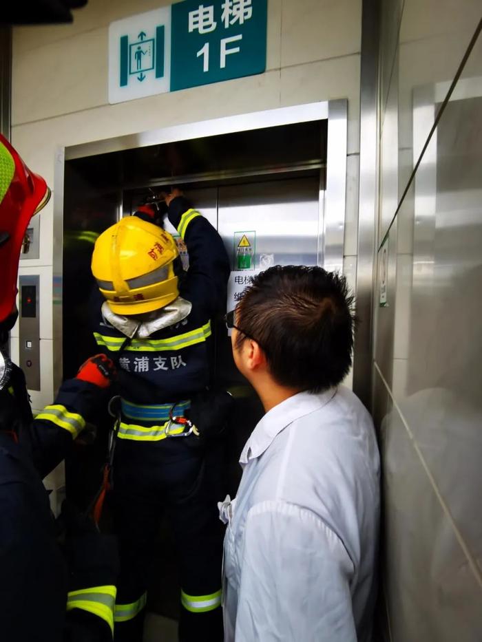 被困电梯怎么办？上海消防：切勿用危险手段盲目自救！