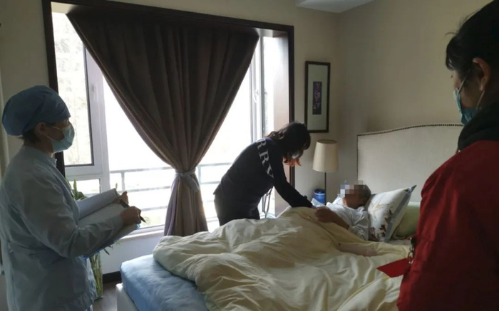 ▲郑慧娴与同事上门为患者提供服务。受访者供图