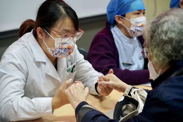 ▲郑慧娴与老人沟通。受访者供图