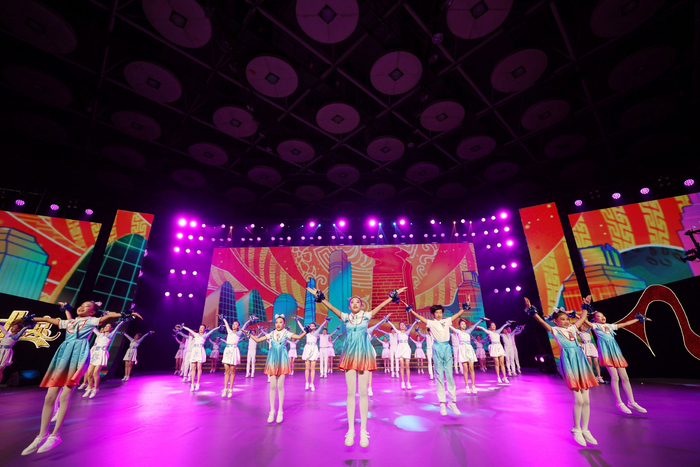 10月13日晚，颁奖展演现场，开场舞表演《青春恰时来》。  新京报记者 王贵彬 摄