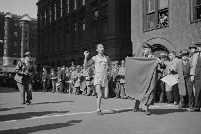 并开始培养马拉松运动员,1947年波士顿马拉松冠军徐润福就是他的弟子