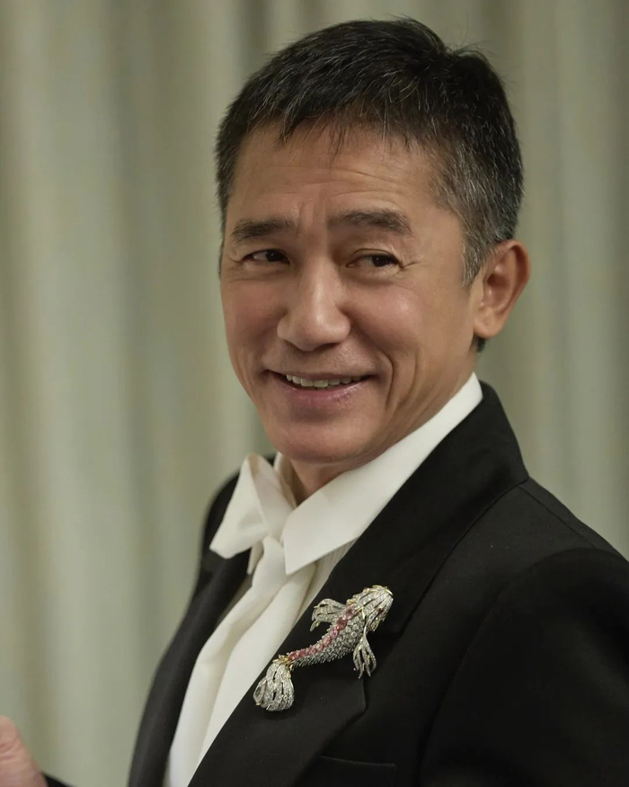 梁朝伟佩戴“鱼跃光影”胸针