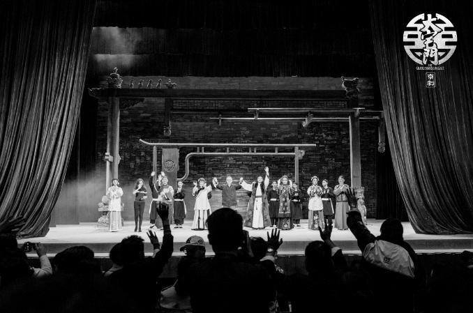 ▲2017年，郭宝昌带领京剧版《大宅门》剧组在上海国际艺术节谢幕。受访者供图