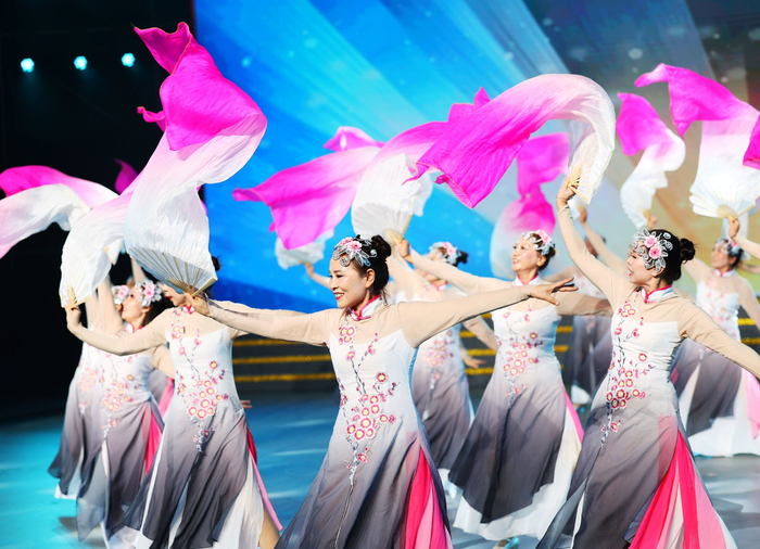 10月13日晚，颁奖展演现场，山茶花舞蹈队表演《爱在拒马河》。  新京报记者 王贵彬 摄