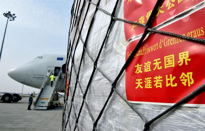 　　运送防疫物资的郑州—卢森堡航线货机在中国郑州新郑国际机场装机准备起飞（2020年3月22日摄）。新华社记者 李嘉南 摄