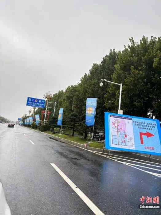 南阳市区的欢迎标语。受访者供图