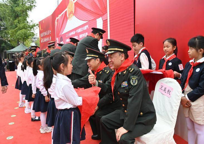 不一样的入队礼老将军亲手为孩子授旗授领巾