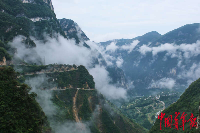 重庆下庄村:凿通绝壁天路 种下致富柑橘|巫山县|重庆市|党支部书记