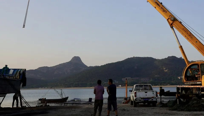 于东和哥哥于辉在码头，时代财经摄