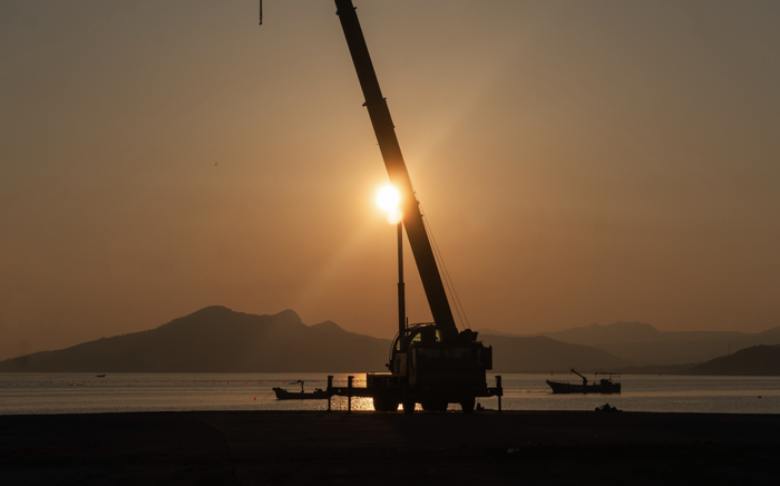 码头对面的小岛即“小青岛”，四周的海域布满了彩色的浮漂，时代财经摄