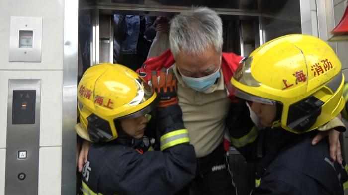 被困电梯怎么办？上海消防：切勿用危险手段盲目自救！
