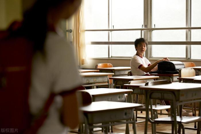 探索梦境深处的秘密，为何会梦见初中暗恋的同学并造访他家？