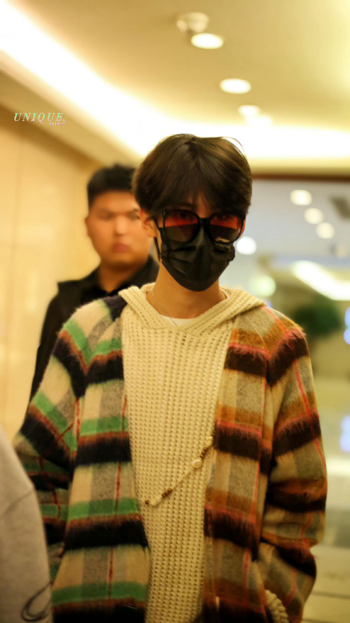 张真源回北京机场路透 拼色大衣氛围感拉满芥末帅!