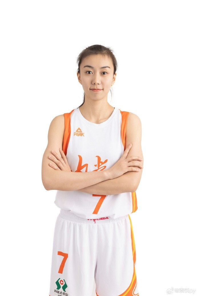 裴悦晒定妆照:我的第十个职业赛季 范汇鎏一起加油|裴悦_新浪新闻