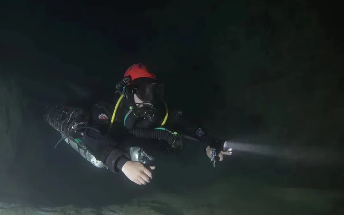 ▲潜水员在水中下潜。受访者供图