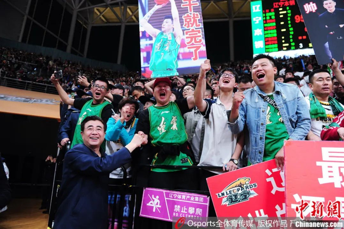 资料图：辽篮夺冠后，宋凯与球迷们庆祝 图片来源：Osports全体育图片社