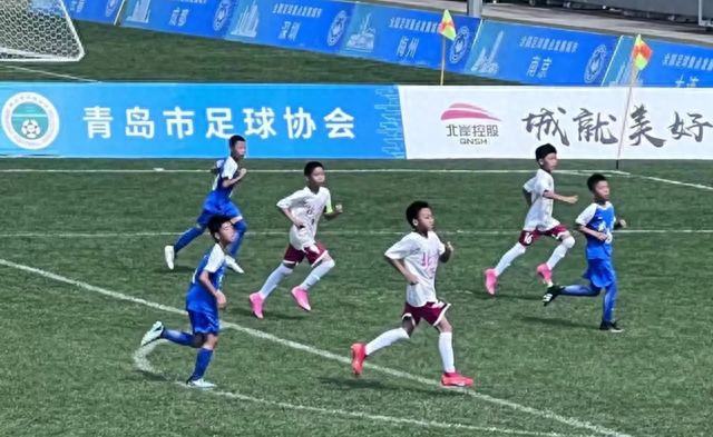 北京队（白色球衣）小队员在比赛中。图片来源：北京市足协