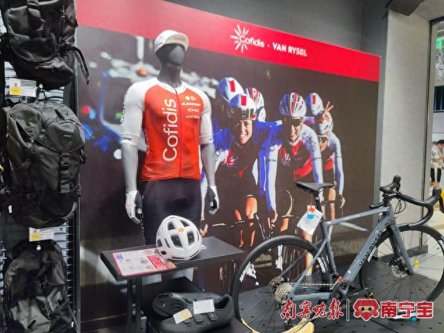 运动品牌门店展示环广西选手同款服装