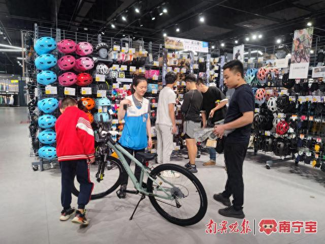 市民到店选购自行车以及骑行装备