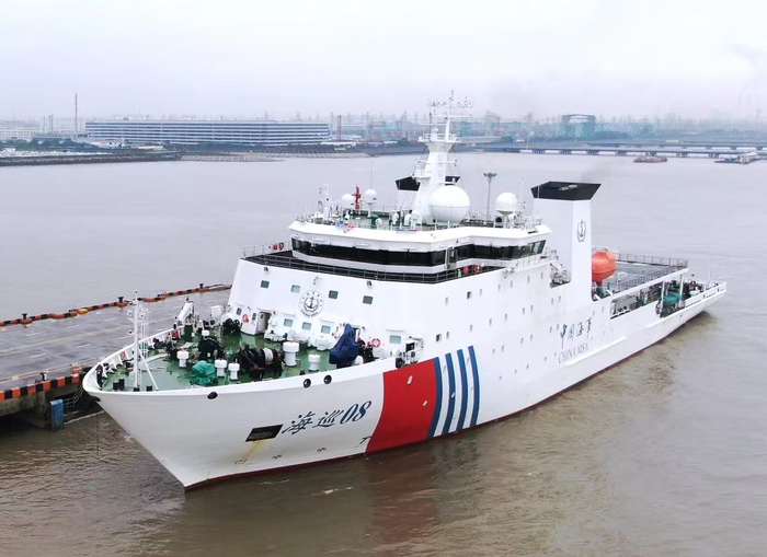 10月13日9时15分,"海巡08"轮鸣笛启航,缓缓驶离