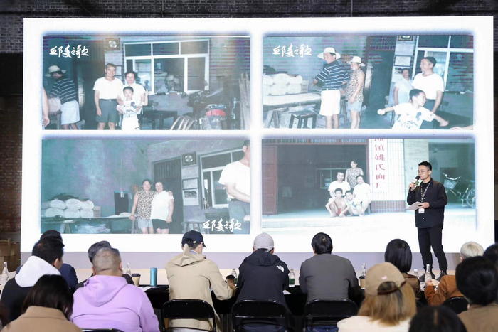 《丘陵之歌》导演王尔卓在陈述项目。图片来源：平遥国际电影展