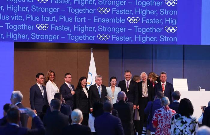 ▲10月17日，国际奥委会主席巴赫（后排左五）与新任国际奥委会委员合影。图源新华社